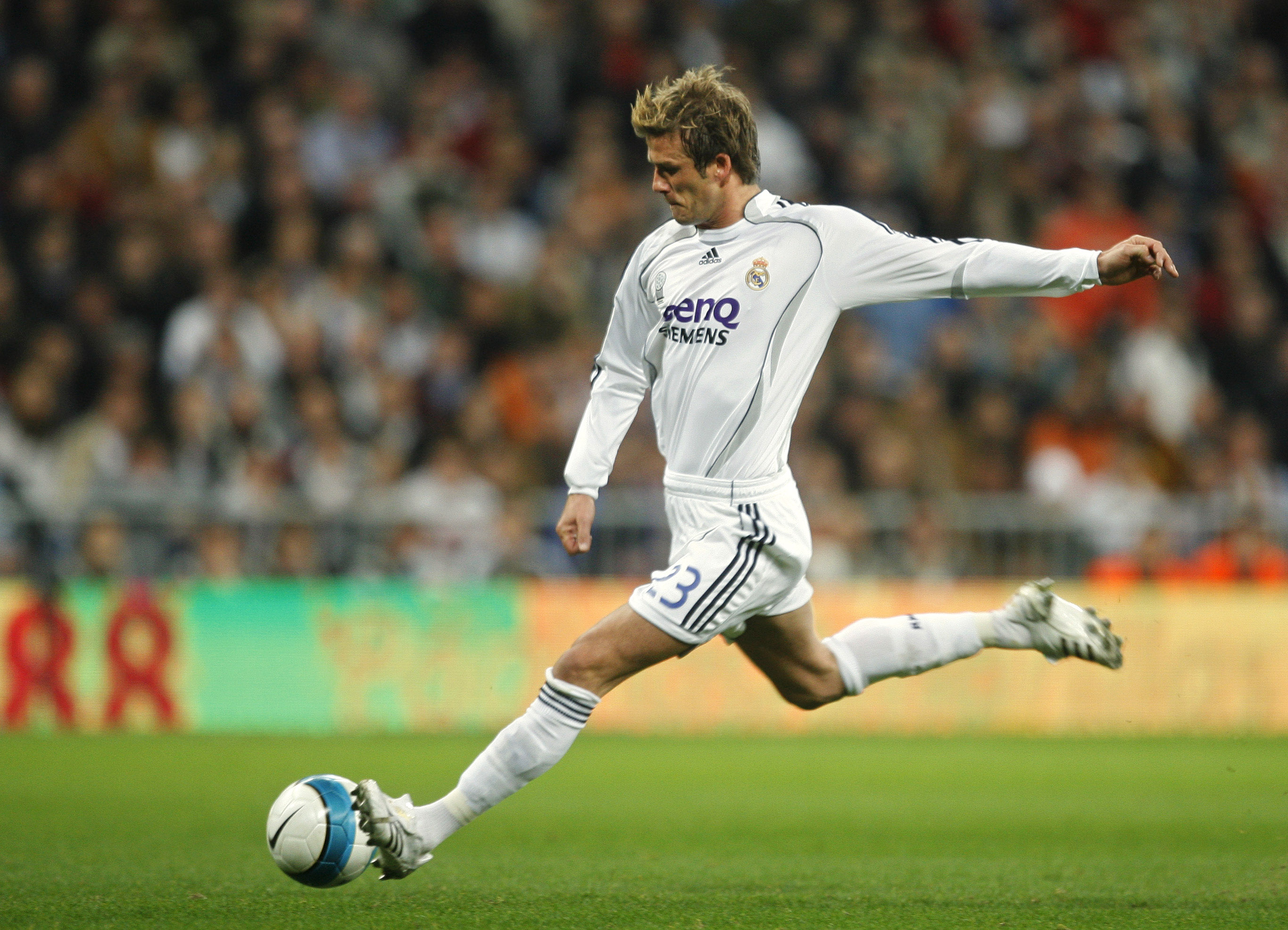 En nästan statuerande bild av Beckham, vars högerfot är legendarisk. En nästan statuerande bild av Beckham, vars högerfot är legendarisk.