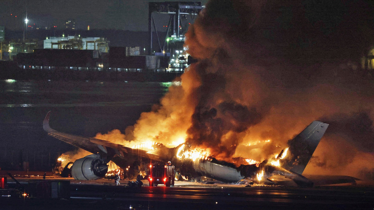 Flygplanet började brinna i samband med olyckan.