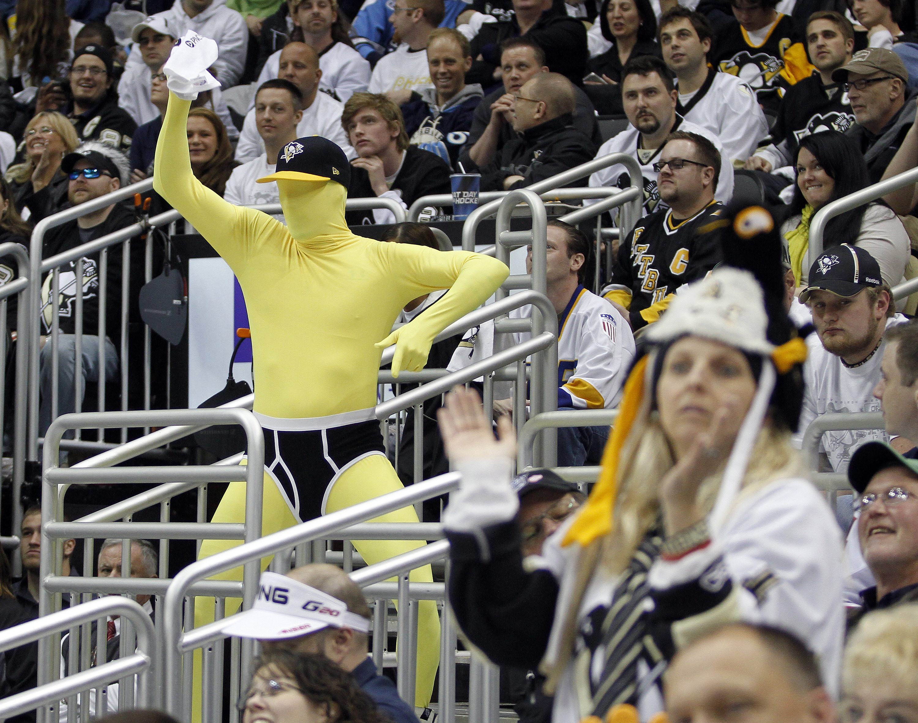 I Pittsburgh var det full rulle på läktarna när Stanley Cup drog igång. Penguins tog emot delstatsrivalerna Philadelphia Flyers. I Pittsburgh var det full rulle på läktarna när Stanley Cup drog igång. Penguins tog emot delstatsrivalerna Philadelphia Flyers.