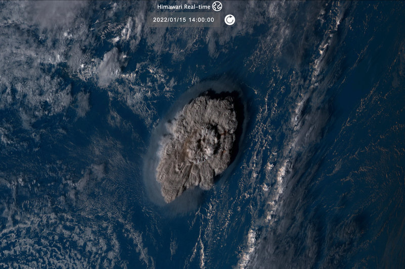 Bild från japanska vädersatelliten Himawari-8, som visar hur vulkanutbrottet reser sig ur havet.