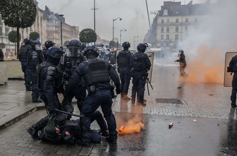Kravallpoliser i bråk med demonstranter i Rennes i västra Frankrike, ungefär samtidigt som Emmanuel Macron framträdde i tv.