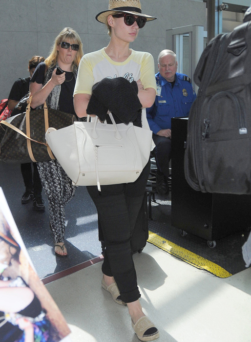Iggy Azaleas espadriller från Chanel blir dina för 4 900 kronor, och trots att Iggy var lite nerklädd i svarta byxor och t-shirt så lyxade hon till sin reseoutfit med den oändligt lyxiga väskan Phantom från Celine. Prislappen? 27 400 kronor. Iggy Azaleas espadriller från Chanel blir dina för 4 900 kronor, och trots att Iggy var lite nerklädd i svarta byxor och t-shirt så lyxade hon till sin reseoutfit med den oändligt lyxiga väskan Phantom från Celine. Prislappen? 27 400 kronor.