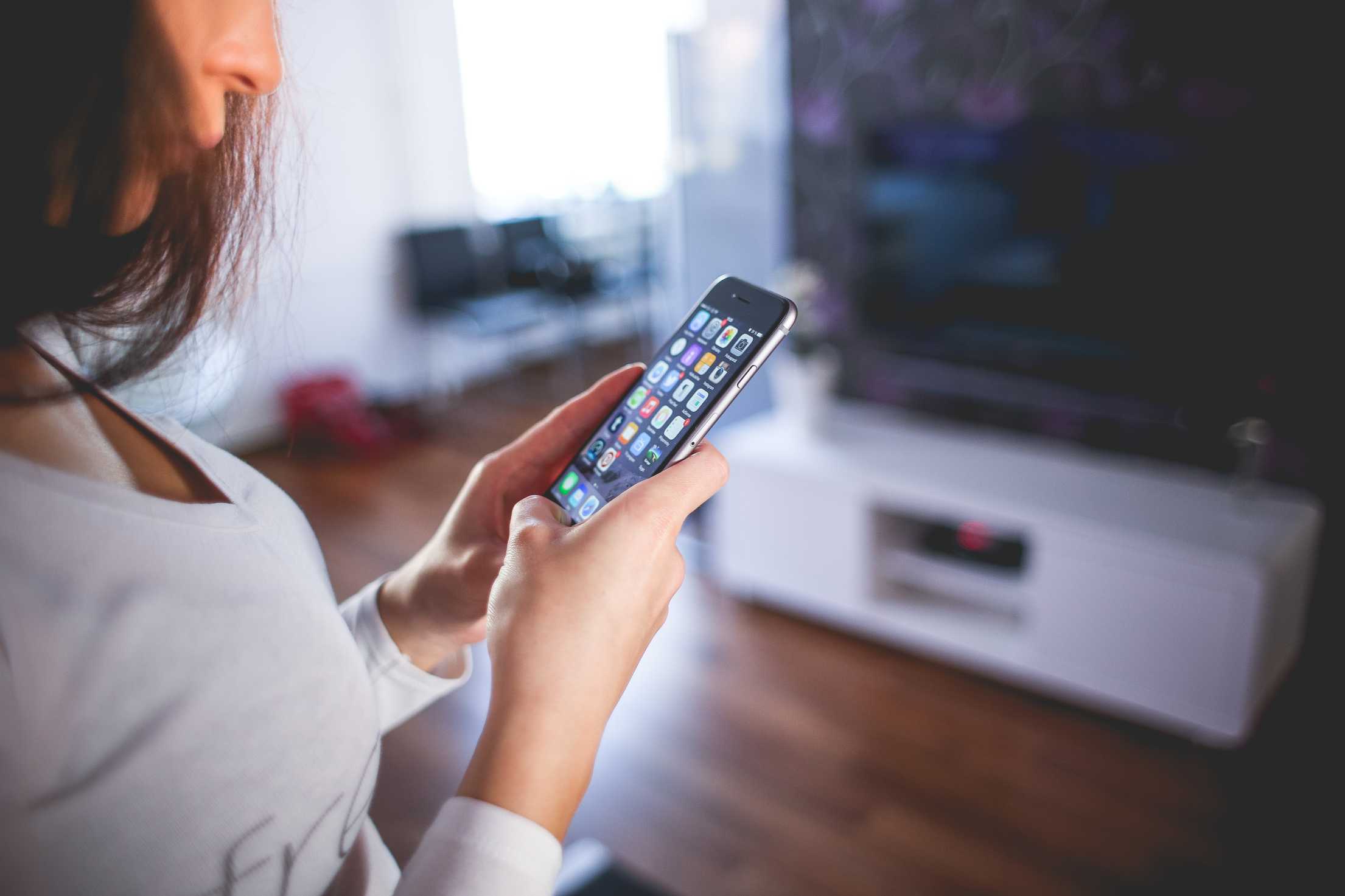 En kvinna med sin iPhone En kvinna med sin iPhone