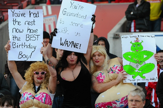 Wayne Rooney hånas för prostitutionsskandalen.