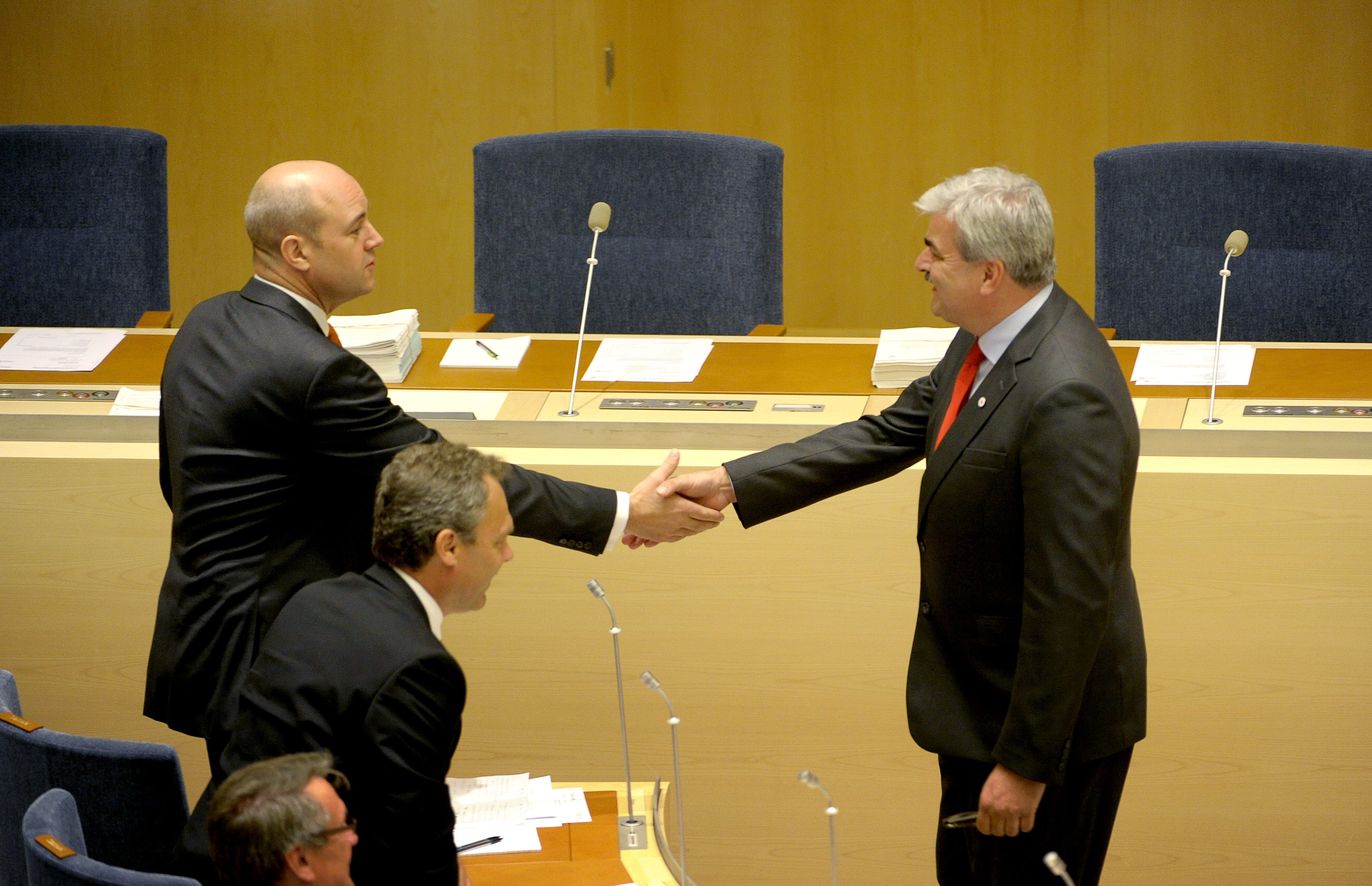 Fredrik Reinfeldt, Politik, Moderaterna, Håkan Juholt, Debatt