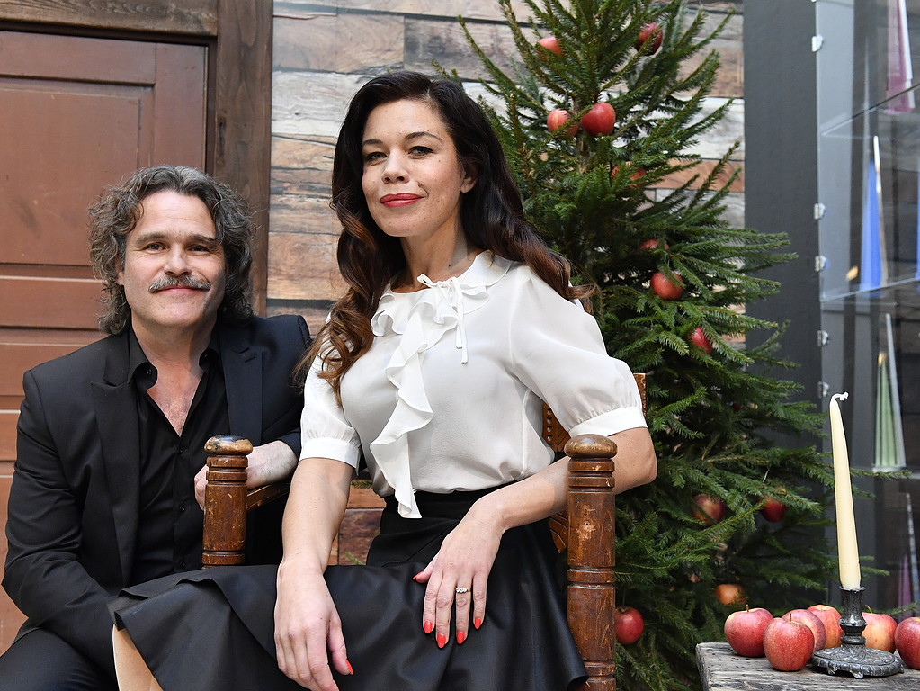 Erik Haag och Lotta Lundgren är årets julvärdar. SVT har valt att låta de, likt programmet "Historieätarna", berätta om julens mat och även äta flera olika maträtter förknippat med julen. Det är ett helt nytt koncept. 