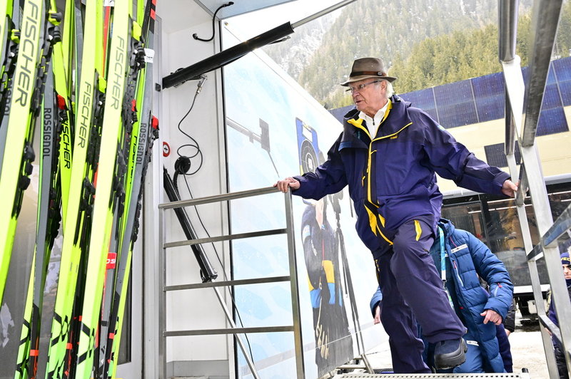 Kung Carl Gustaf besökte vallabussen efter damernas 15 km distanslopp i skidskytte.