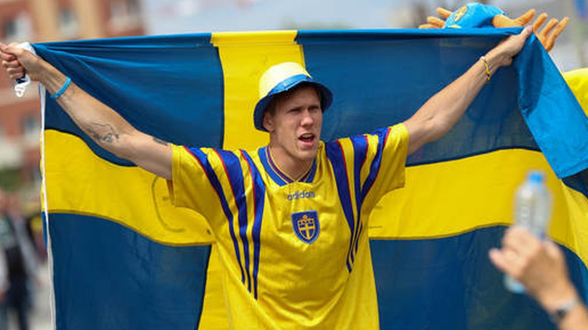 Svensk supporter med en gammal matchtröja. 