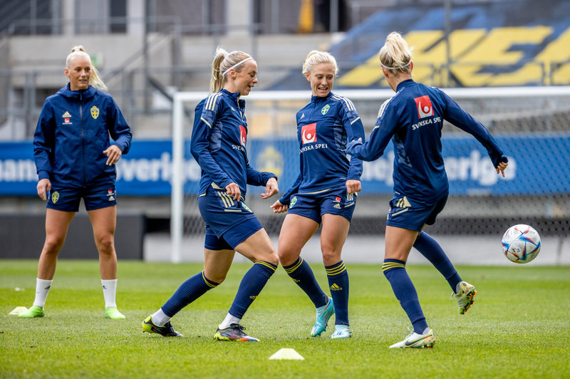 Stina Blackstenius, Amanda Ilestedt och Rebecka Blomqvist på sista landslagsträningen inför matchen mot Frankrike.