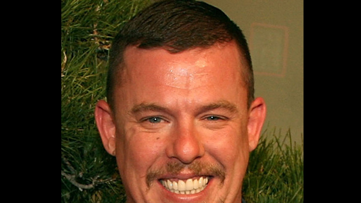 Alexander Lee McQueen tog sitt liv efter att hans mamma avlidit och han hittades hängd i sitt hem den 11 februari 2010. 