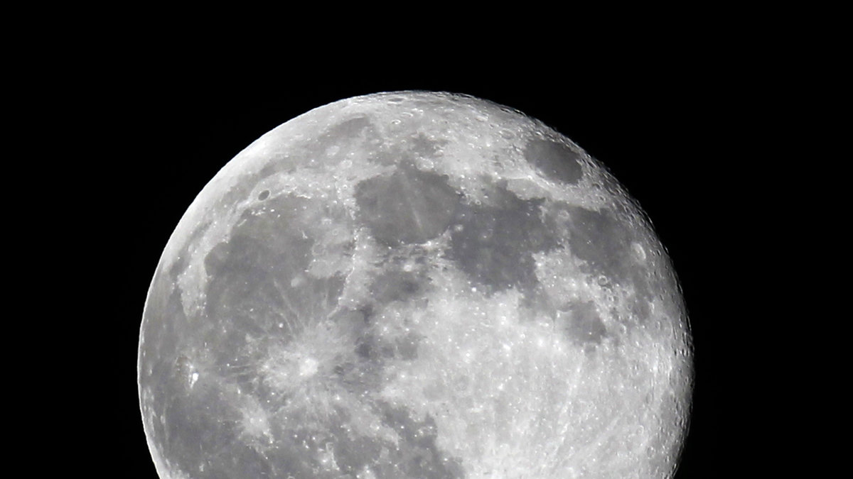 Ett passagerarplan passerar månen över USA. 
