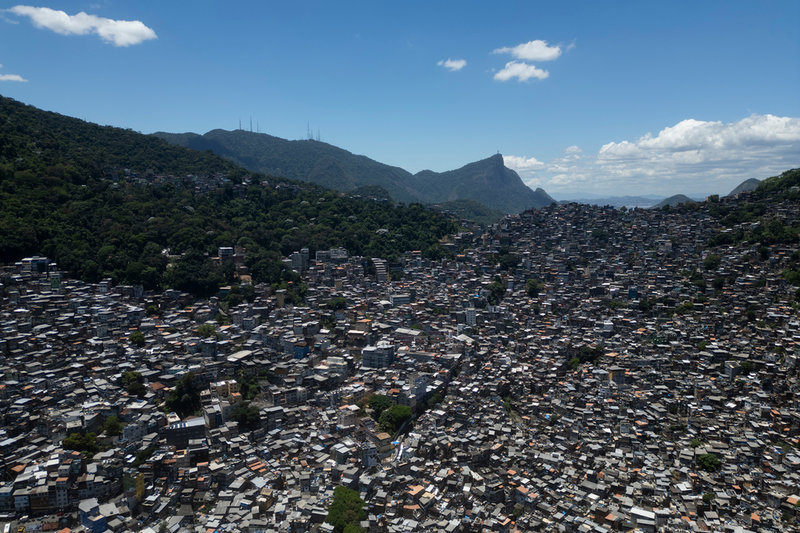 Tätt liggande bostäder i den tätbefolkade favelan Rocinha i Rio de Janeiro, Brasilien. Bild tagen i november.