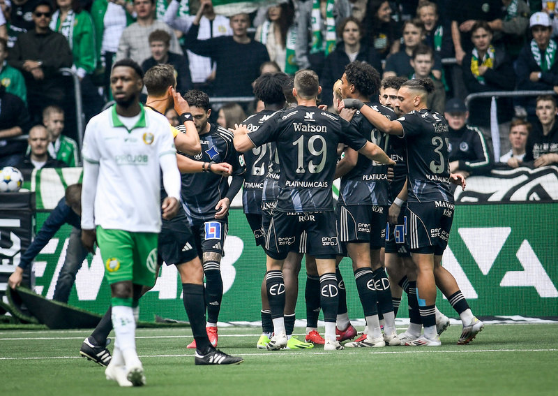 Isak Andri Sigurgeirsson kramas om efter drömmålet som gav Norrköping ledningen.