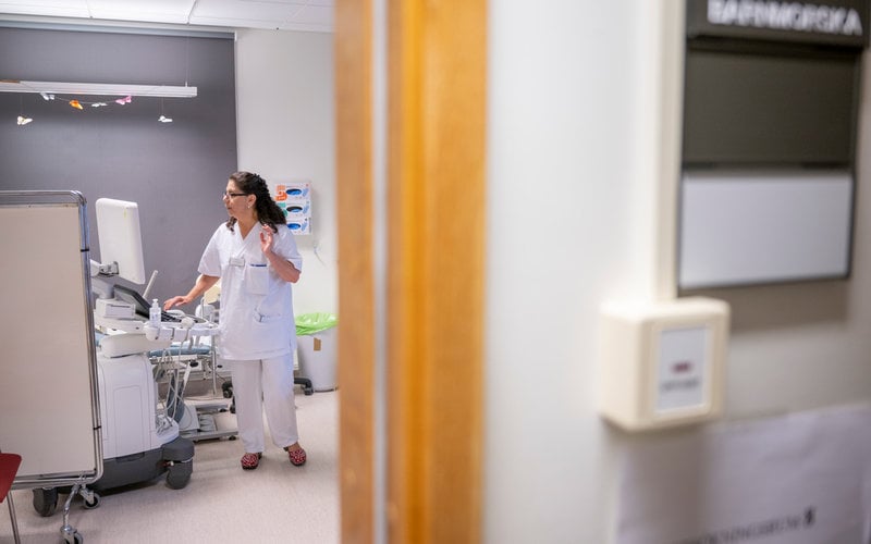 Roxana Leyton, abortansvarig barnmorska på Skånes universitetssjukhus, menar att vården riskerar att bli ojämn om vissa kvinnor kan betala för en säker abort.