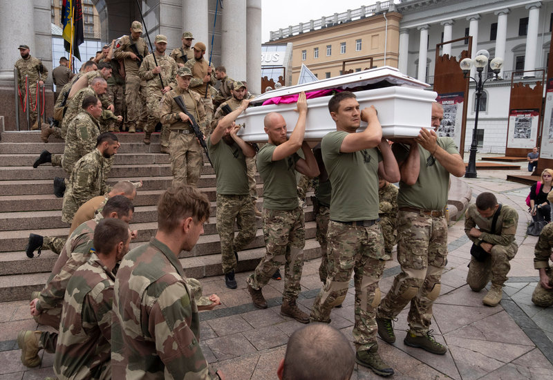 Ukrainian soldater bär en kista vid en begravning i Kiev tidigare i augusti.