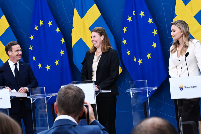 Elisabet Lann (KD), flankerad av statsminister Ulf Kristersson (M) och energi- och näringsminister Ebba Busch (KD), kunde skratta åt kollapsen efteråt.