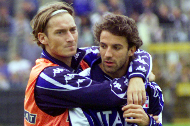 Två legendarer i den italienska träningsdressen. Även om Totti inte skördat lika stora framgångar som Alessandro Del Piero, anses de tillsammans vara två av den italienska fotbollens största spelare genom tiderna.