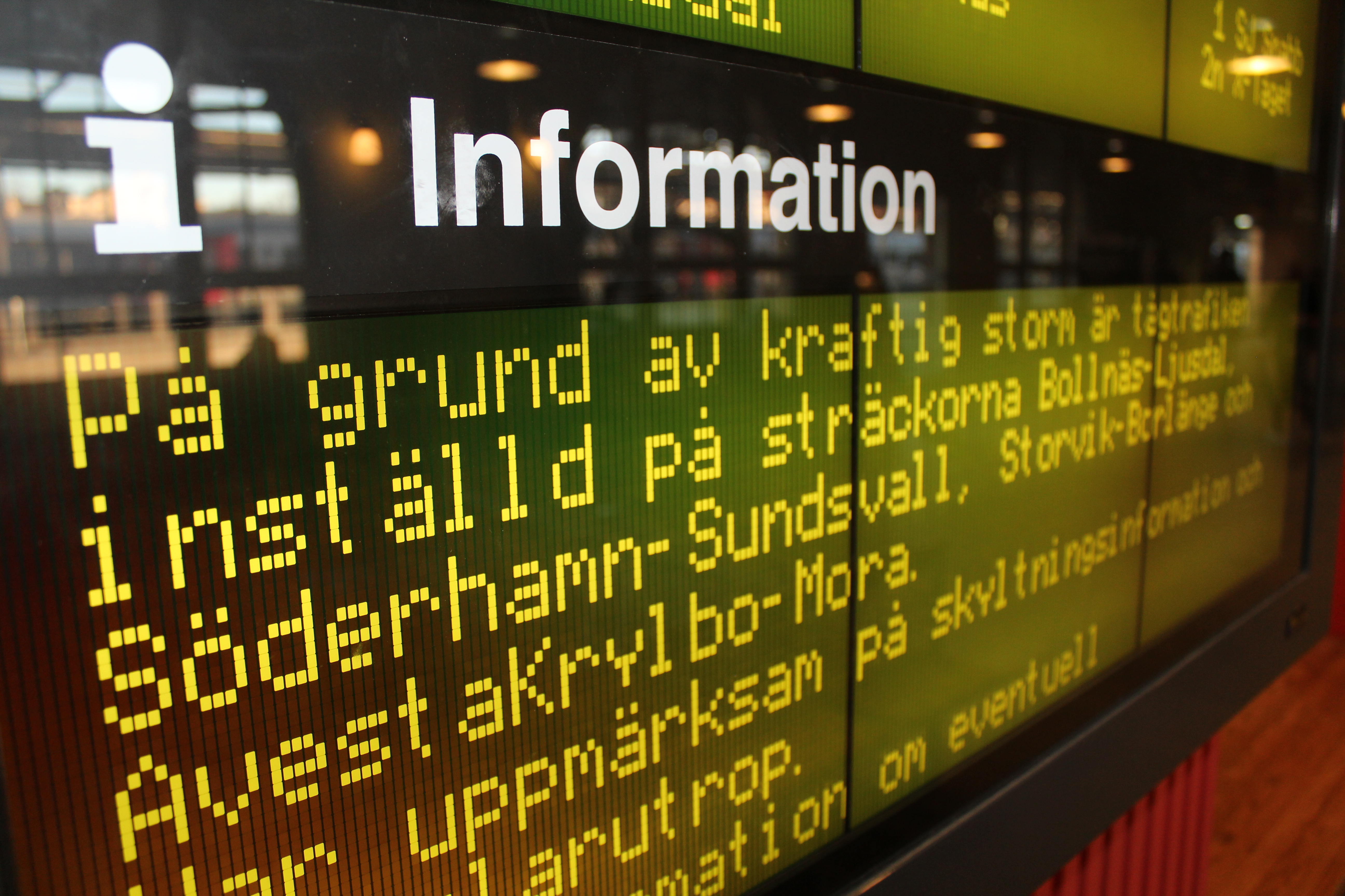Informationstavla på järnvägsstationen i Gävle på annandagen sedan tågtrafiken ställts in på grund av stormen Dagmar
