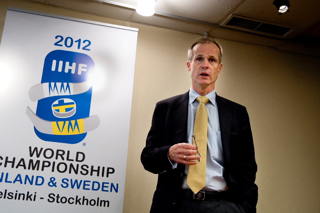 Men svenska hockeyordföranden Christer Englund tycker inte att idrotten ska lägga sig i politik.