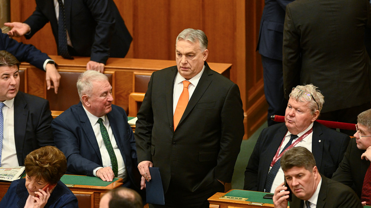 Ungerns premiärminister Viktor Orbán anländer till parlamentet för att hålla tal.