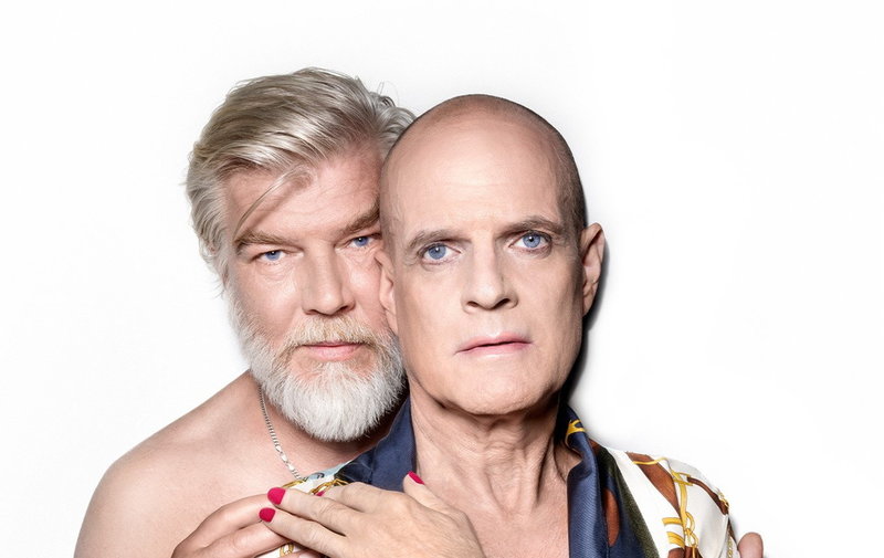 I Sunil Munshis uppsättning av Alexandre Dumas 'Kameliadamen' är kärleksparet en fotbollsfarsa (Jakob Eklund) och dragqueen (Jacob Ericksson). Pressbild.