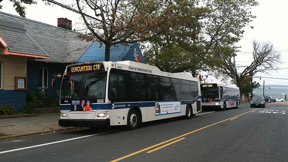 På City Island i stadsdelen Bronx är evakueringen obligatorisk, och bussar har lånats från MTA.