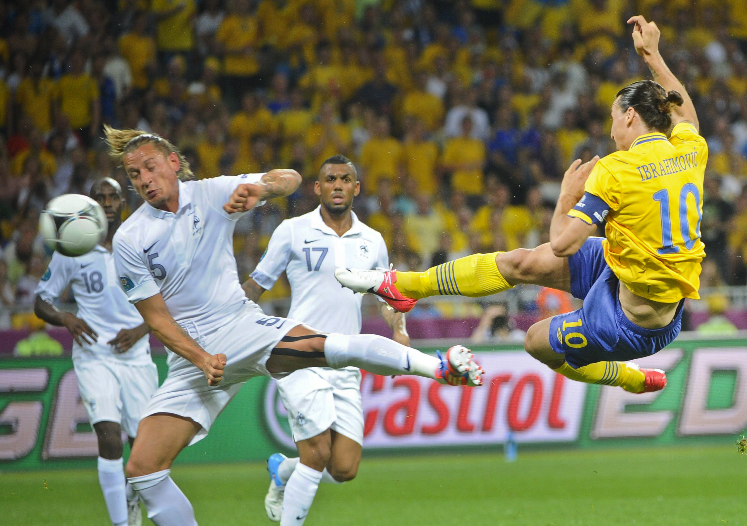 Målet. Det sjuka målet. Sverige vann med 2–0 mot Frankrike och Zlatans drömträff blev utnämnt till turneringens snyggaste mål. Målet. Det sjuka målet. Sverige vann med 2–0 mot Frankrike och Zlatans drömträff blev utnämnt till turneringens snyggaste mål.