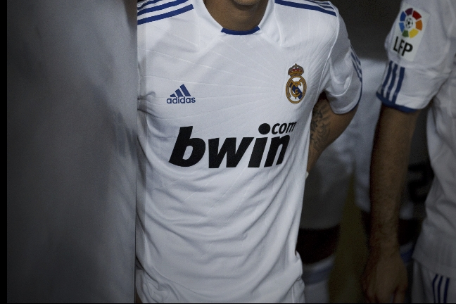 Real Madrid säljer felst tröjer  .