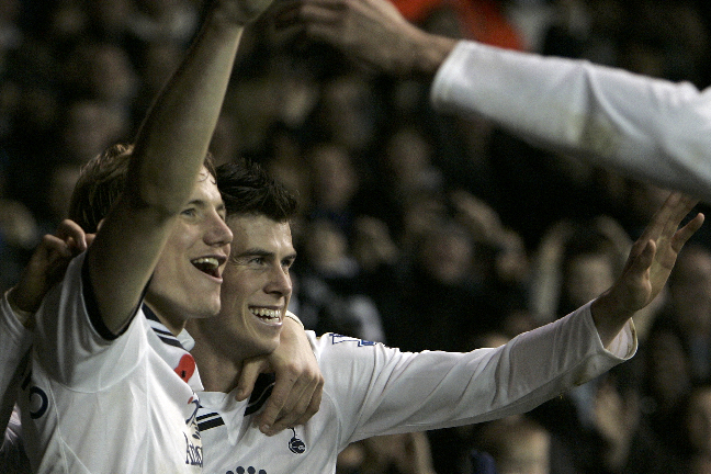 Här firar Gareth Bale sitt 1-2-mål.