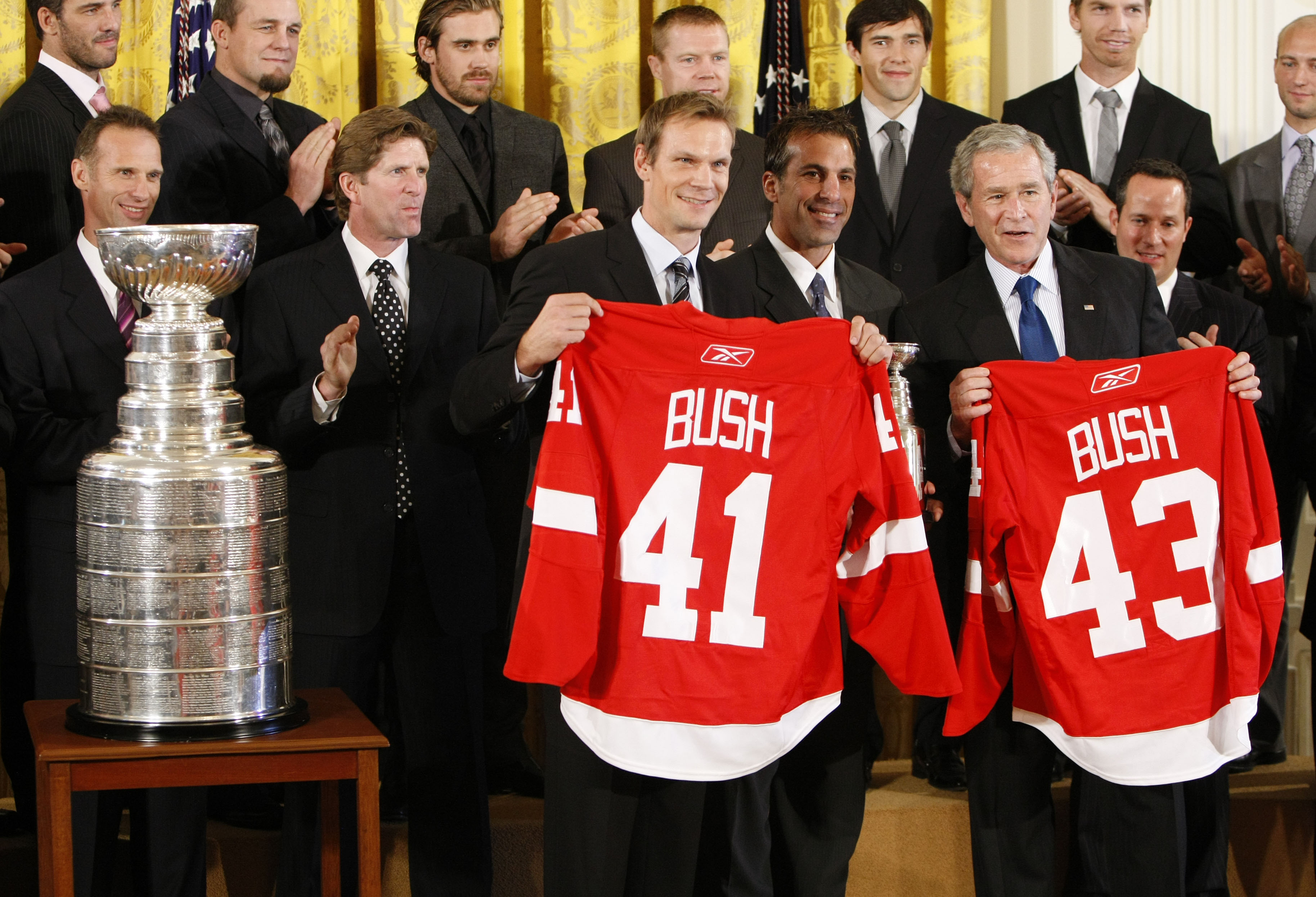 Nicklas Lidström delar ut två tröjor till president George W Bush. Numer 43 är tillägnad den då sittande presidenten. 41 är till Bushs far. Nicklas Lidström delar ut två tröjor till president George W Bush. Numer 43 är tillägnad den då sittande presidenten. 41 är till Bushs far.
