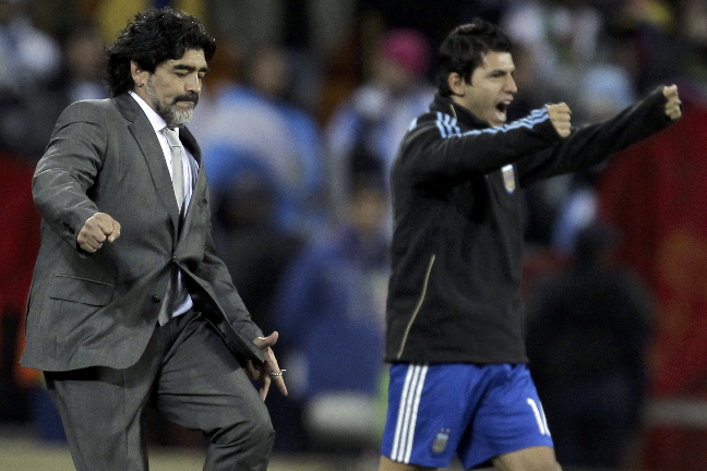 Sergio Agüero tillsammans med svärfadern, Diego Maradona.