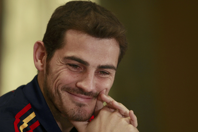 Iker Casillas försvarar Ronaldo.