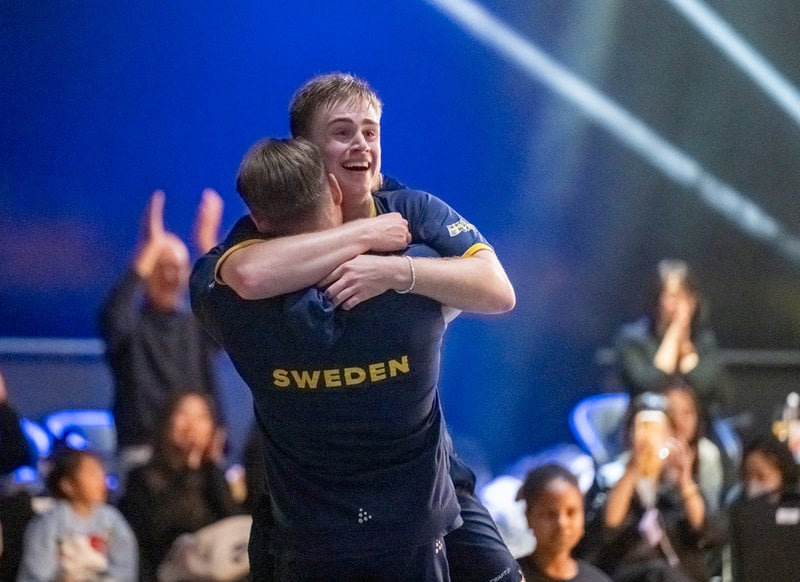 Truls Möregårdh i brodern Malte Möregårdhs famn efter segern. Brodern är även tränare för bordtennisstjärnan.