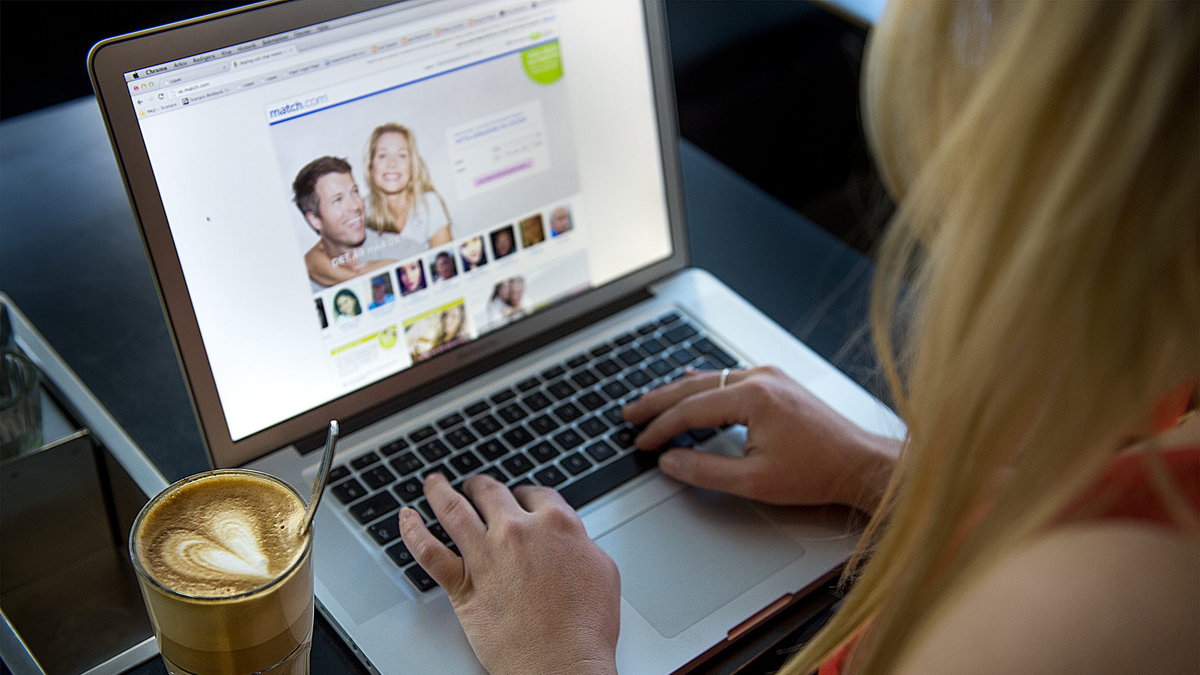 Är onlinedejting värre för kvinnor än för män?