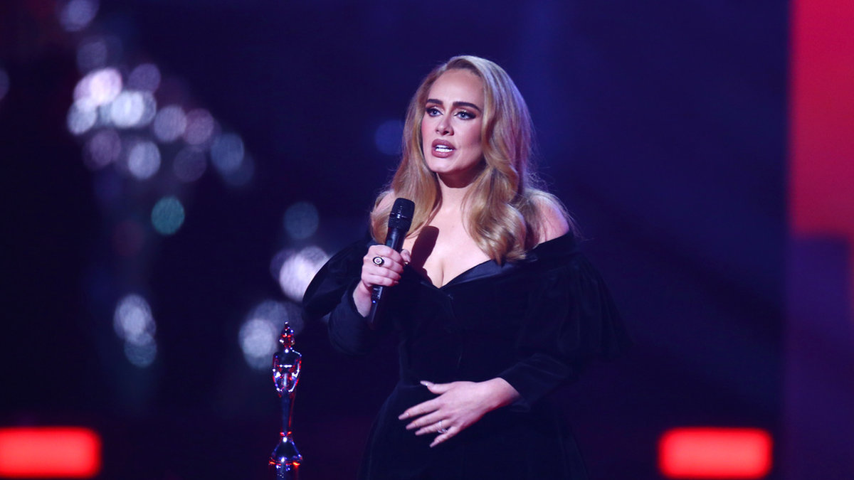 Adele sjunger och kör bil samtidigt i finalen av 'The late late show'. Arkivbild.