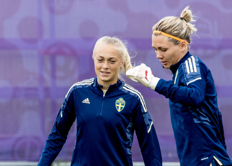 Hanna Bennison och Jennifer Falk var symptomfria och tillbaka i träning med det svenska EM-laget under torsdagen, dagen före kvartsfinalen mot Belgien.
