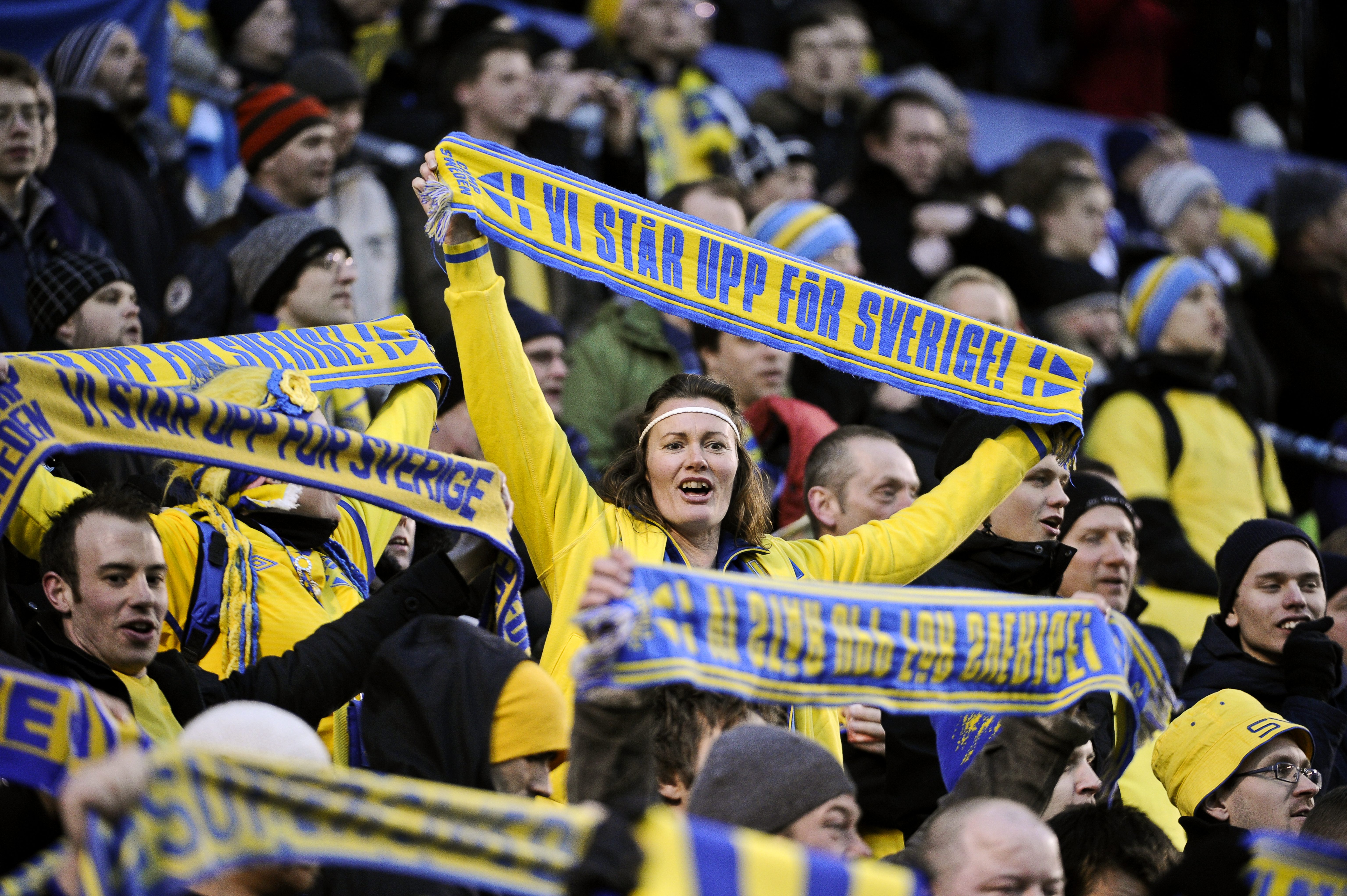 Svenska supportrar står upp för ståplats.