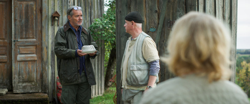 Statsministern (Kjell Bergqvist) och grannen Flodman (Robert Gustafsson) bråkar i Ulf Malmros film "Grannfejden".