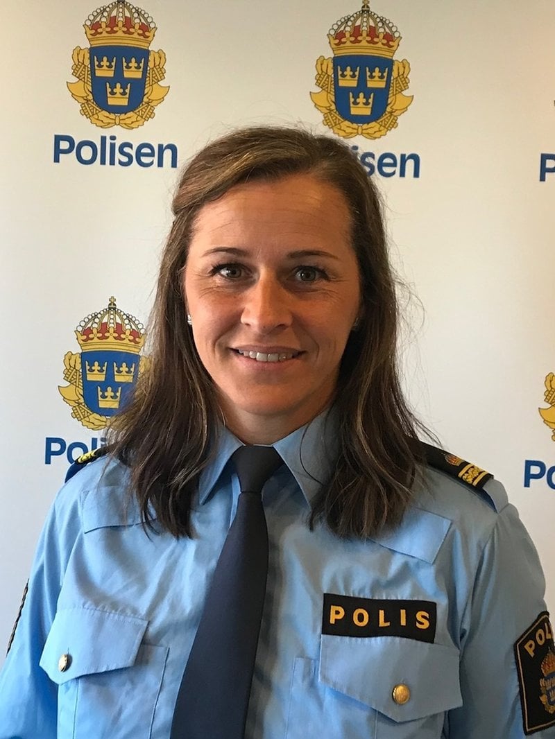 Polisen Maria Westby jobbar inom region Bergslagen. De har haft anhöriga, som vakar över sina nära och kära på sjukhus, som ringt in och klagat på att det spelas hög musik från bilar vid sjukhusområdet.