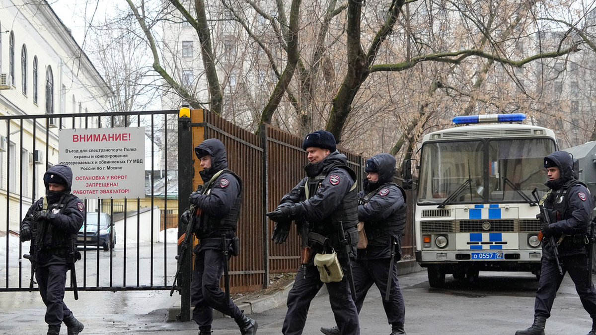 Ryska poliser utanför distriktsdomstolen i Basmannyj i östra Moskva, där häktningsförhandlingarna äger rum. Bilden togs i söndags.