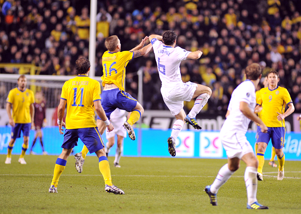 Pontus Wernbloom utmanar Mark van Bommel. Pontus Wernbloom utmanar Mark van Bommel.