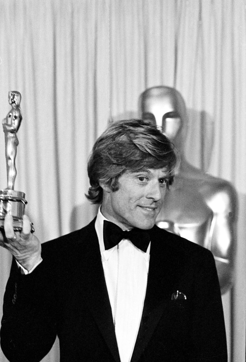 Robert Redford håller sin Oscar för bästa regi som han vann för "En familj som andra" (1981).