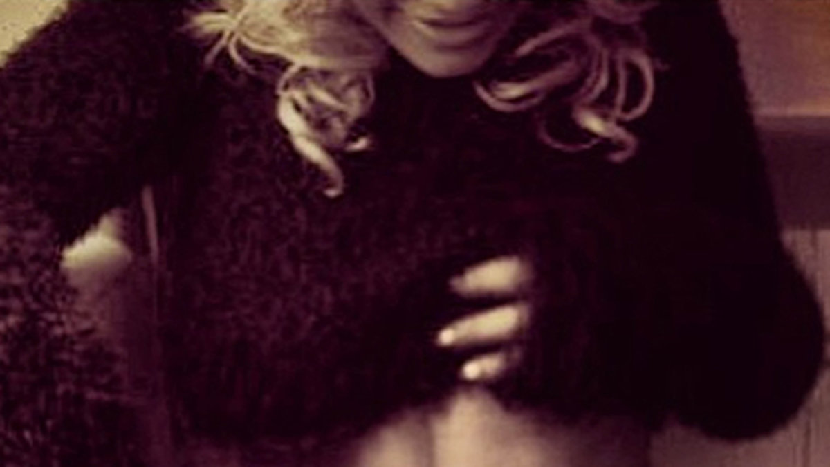 Rita Ora visar sitt sexpack. 