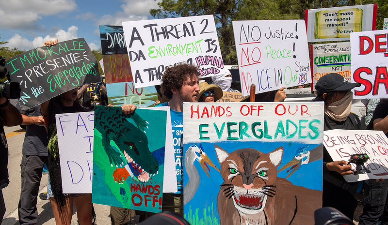 Demonstranter protesterar mot migrantförvaret i Everglades i Florida.