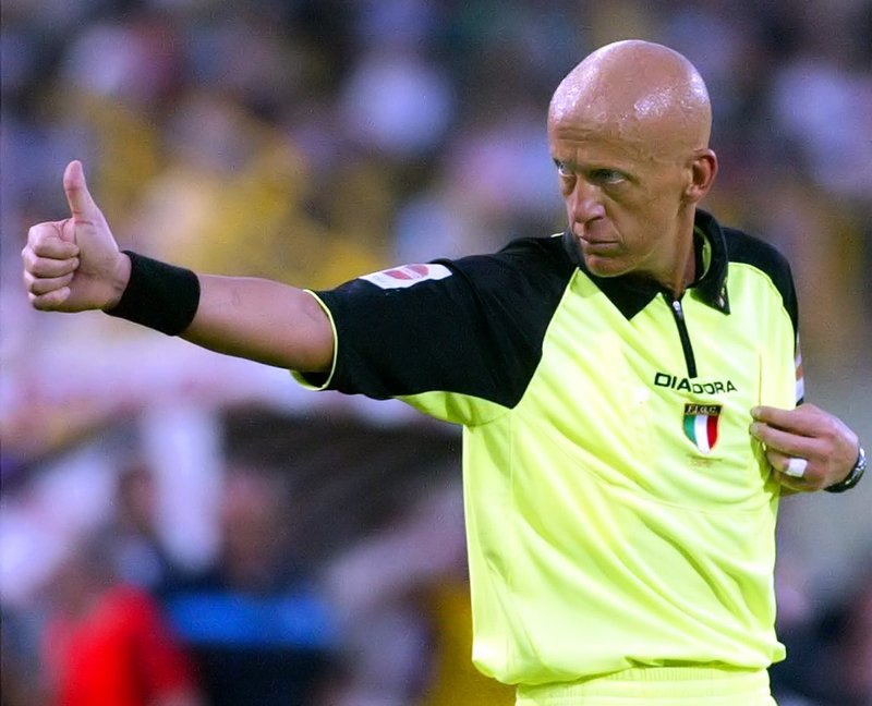 Kanske en av världens mest kända kala hjässor - fotbollsdomaren Pierluigi Collina. Arkivbild.