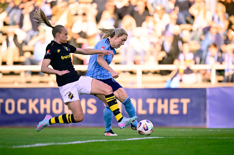 AIK:s Matilda Plan och Djurgårdens Mimmi Larsson i Stockholmsderbyt.