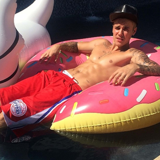 Justin Bieber chillar i poolen. Justin Bieber chillar i poolen.