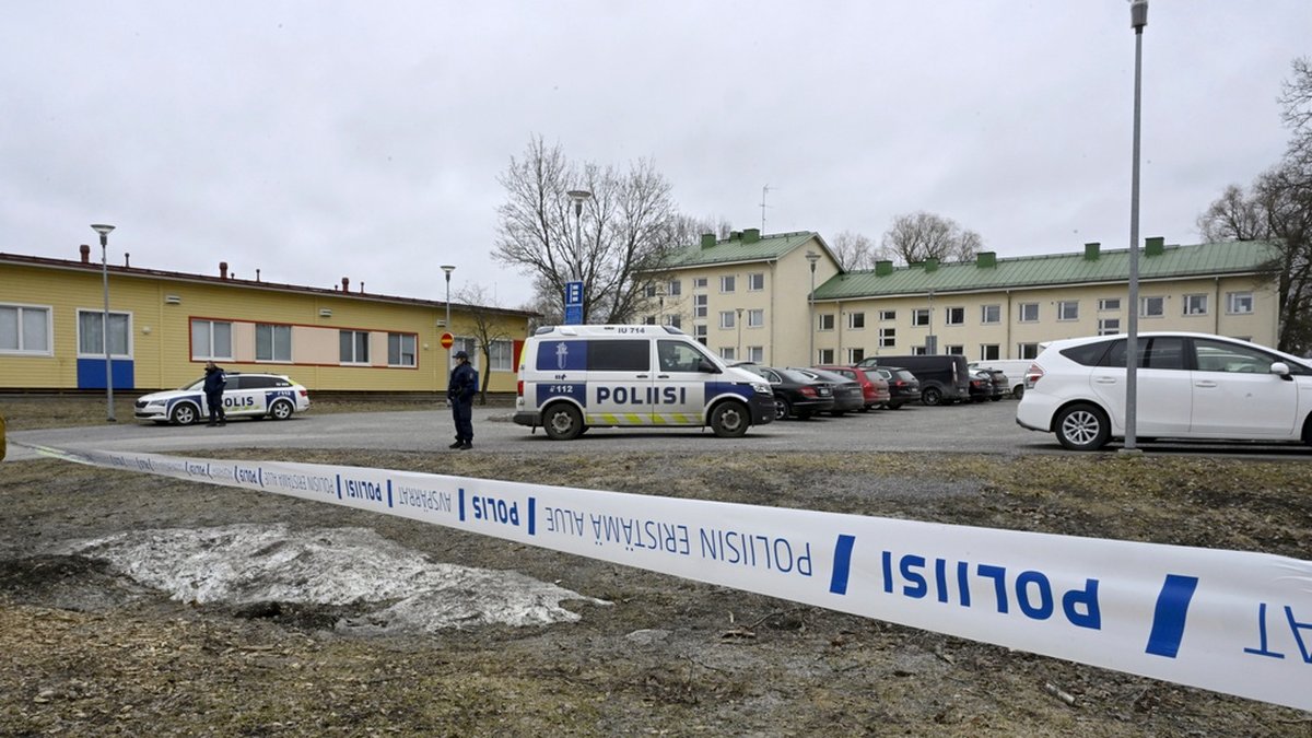 Ett barn har dött och två är allvarligt skadade efter en skjutning vid en skola i Vanda i Finland. Samtliga inblandade i händelsen är tolv år.