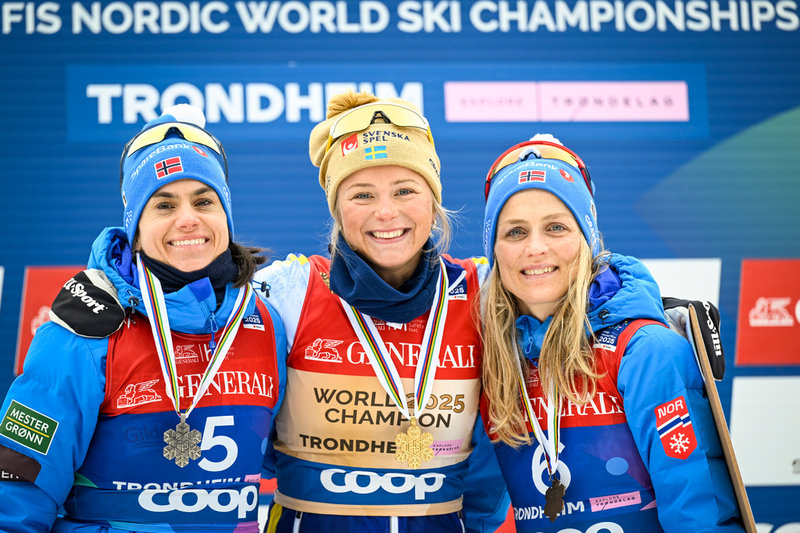 Trots skadan tog Frida Karlsson VM-guld på femmilen i Trondheim. Här flankerad av norska silvermedaljören Heidi Weng (vänster) och bronsmedaljören Therese Johaug. Arkivbild.