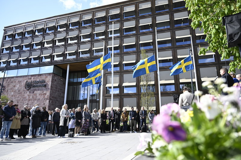 Flaggorna vajade på halv stång utanför Uppsala stadshuset på onsdagen.
